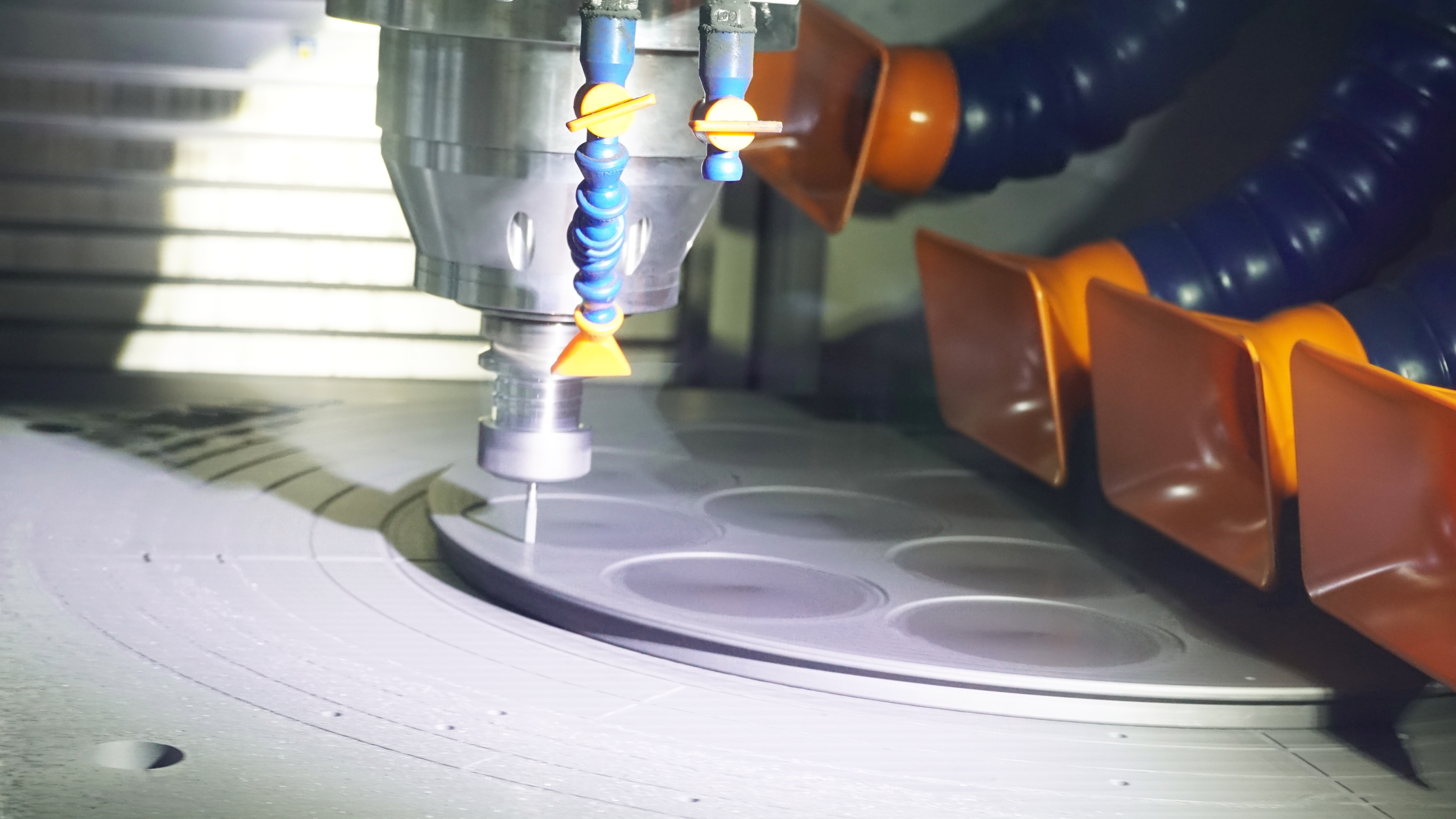 VETEK CNC Hassas İşleme Atölyesi İçinde: Yüksek Saflıkta Yarı İletken Bileşenlerin Temelini Oluşturmak